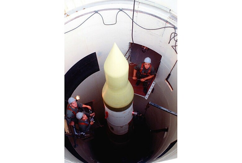 ２月２５日、米軍が大陸間弾道ミサイルの発射実験を実施する計画であることがわかった。核弾頭を搭載していない「ミニットマンＩＩＩ」ミサイルをカリフォルニア州のヴァンデンバーグ空軍基地から南太平洋マーシャル諸島のクェゼリン環礁付近へ発射する予定。写真はミズーリ州の米空軍基地で「ミニットマンＩＩＩ」ミサイルを調査する空軍の技術者ら。１９８０年１月撮影。提供写真（２０１６年　　ロイター/Tech. Sgt. Bob Wickley/USAF/Handout）