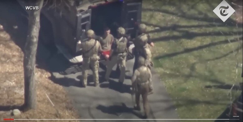 重装備した捜査官らに拘束されるジャック・テシェイラ容疑者　The Telegraph / YouTube