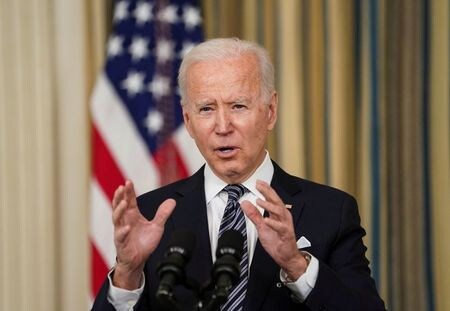　３月１５日　米上院民主党の議員１３人はバイデン大統領に書簡を送り、政府調達で米国製品を優先する「バイ・アメリカン条項」の適用除外措置を早期に停止し、１兆９０００億ドルの新型コロナウイルス景気対策の事業で外国企業が選ばれる状況を回避するよう求めた。写真はワシントンのホワイトハウスで演説するバイデン氏。３月１５日撮影（２０２１年　ロイタ/Kevin Lamarque）