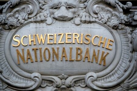 １月１４日、マイナス金利導入から５年が経過したスイス国立銀行（ＳＮＢ、中央銀行）に対して、政策路線の修正を求める声が日増しに高まりつつある。写真はベルンのＳＮＢで２０１９年９月撮影（２０２０年　ロイター/Arnd Wiegmann）