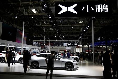 シンクタンクのカーボン・トラッカーは２０日、中国主導による電気自動車（ＥＶ）への積極的なシフトにより、世界の原油需要伸び率が２０３０年までに７０％縮小し、「原油時代」の終焉が後押しされるとの調査結果を発表した。写真は、2020年9月27日に北京で開催されたモーターショーで展示されたEVスタートアップ企業・XpengのEV。（2020年　ロイター／Tingshu Wang）