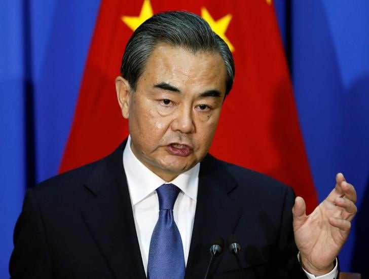 ８月２４日、中国の王毅外相は、日中韓外相会談で、北朝鮮の核開発計画と、朝鮮半島に緊張をもたらすいかなる言動にも反対すると述べた。写真は同外相。スリランカで７月撮影（２０１６年　ロイター／Dinuka Liyanawatte）