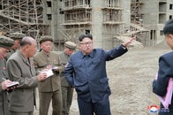金正恩の背後の足場に「死亡事故を予感」させる恐怖写真