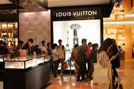 【潜入調査】入店40分待ち!?　フランスの高級ブランド店に並ぶ中国人観光客の実態