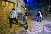 W杯決勝戦後のアルゼンチンで、街に繰り出していたサポーターが治安部隊と衝突
