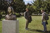 「ビットコイン生みの親」サトシ・ナカモトの「顔なし」銅像が完成