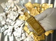 金価格「史上最高値」3000ドルを突破、背景にはトランプ関税による混乱...今後の予測は？