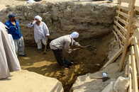 エジプトの古代都市遺跡から発掘された「巨大な太陽王」の像…刻まれた図像は何を語る？