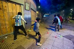 W杯決勝戦後のアルゼンチンで、街に繰り出していたサポーターが治安部隊と衝突