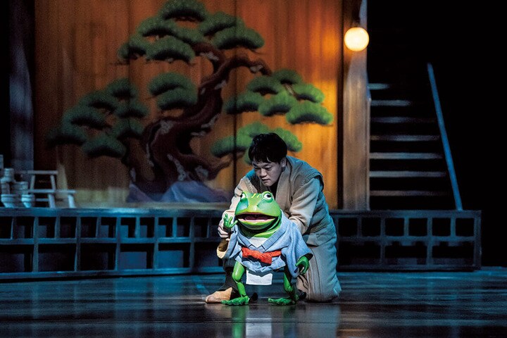 舞台『千と千尋の神隠し』でカエルを演じるおばたのおにいさん