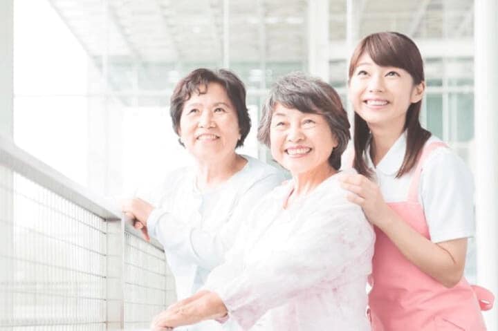 シニア女性と介護士の女性