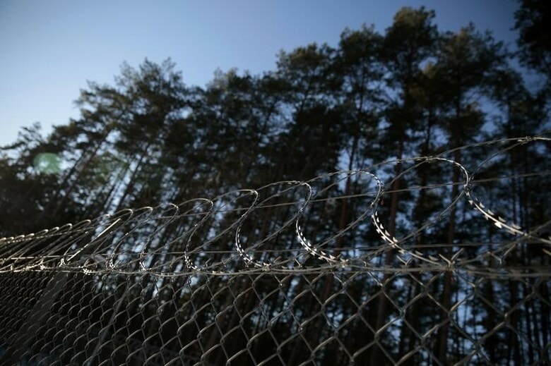 １月２５日、トランプ米大統領は、オバマ前政権によって廃止された外国人テロ容疑者収容のための中央情報局（ＣＩＡ）の海外「秘密施設」について、復活させる必要があるかどうかを検討するための大統領令に近く署名する見通し。写真はポーランドが提供していたとされる米ＣＩＡの海外「秘密施設」のフェンス。同国北部ヴァルミア＝マズールィ県のスタレ・キエイクティ村で２０１４年１月撮影（２０１７年　ロイター／Kacper Pempel）