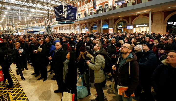 悪天候でロンドンのウォータールー駅に足止めされた人々　Henry Nicolls-REUTERS