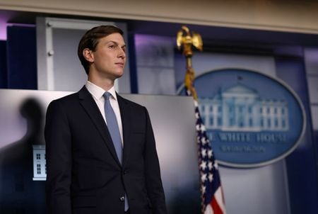 　１０月２６日、クシュナー米大統領上級顧問は、ソーシャルメディアやバスケットボールのコートで人種差別への抗議を表明しているスポーツ選手らを批判し、政策変革を実現するには黒人が成功を望まなければならないとの考えを示した。ホワイトハウスで９月撮影（２０２０年　ロイター／Leah Millis）