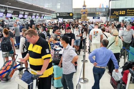 世界銀行は２８日、今年のタイ経済は個人消費の伸びと観光業の回復に助けられて３．９％成長するとし、前回予想の３．６％から見通しを引き上げた。バンコクの国際空港で１月撮影。（２０２３年　ロイター/Athit Perawongmetha/File Photo）