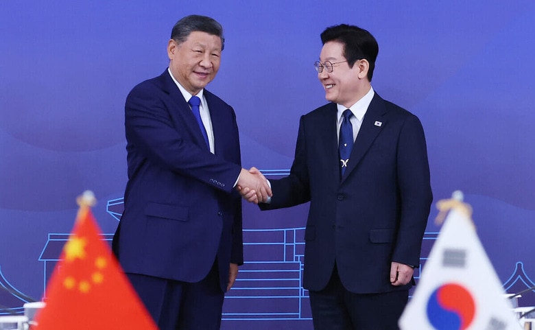中国･習近平国家主席（左）と握手を交わす韓国・李在明大統領（右）　ZUMA Press Wire via Reuters Connect