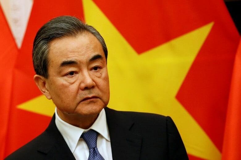 ４月１５日、来日中の王毅・中国外相（写真）は、河野太郎外相と都内で会談し、日中関係が早期に正常発展の軌道に戻るような重要な一歩を踏み出すことを期待するとの見解を示した。写真は１日、ハノイで記者会見に臨む王外相（２０１８年　ロイター/Kham）