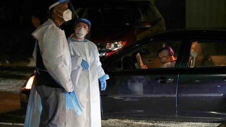 　ロイターの集計によると、米国の新型コロナウイルス感染者が５日、新たに少なくとも１２万０２７６人確認され、１日当たりの新規感染者数として２日連続で過去最多を更新した。写真は、米ミズーリ州でコロナに感染した人の投票を手伝う場面。３日に撮影。（２０２０年　ロイター／Lawrence Bryant）
