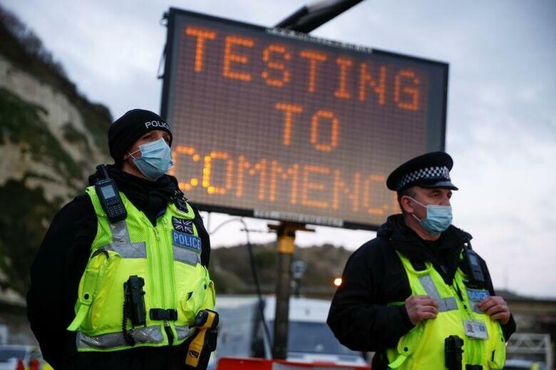 ハンコック英保健相は２３日、国内で別の新型コロナウイルス変異種が確認されたと発表した。写真はドーバー港で警備に当たる警察。２３日撮影（２０２０年　ロイター/JOHN SIBLEY）