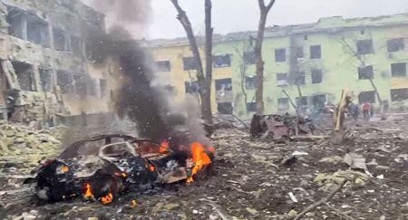 ウクライナのゼレンスキー大統領は、南部の港湾都市マリウポリの小児病院がロシア軍の空爆によって深刻な被害を受けたと非難した。写真は空爆されマリウポリの病院。９日撮影（２０２２ 年　ロイター／Ukraine Military/Handout via REUTERS）