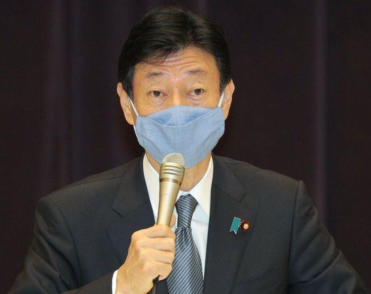 西村康稔経済再生相は７日午後、新型コロナウイルスの感染拡大を受けた緊急事態宣言発出に当たり衆院議院運営委員会で説明し、午後８時以降の外出自粛と在宅勤務について、国民に対し可能な限りの協力を要請した。写真は緊急事態宣言に関する基本的対処方針等諮問委員会で発言する同氏。同日、東京・永田町で撮影。（２０２１年　時事通信社）