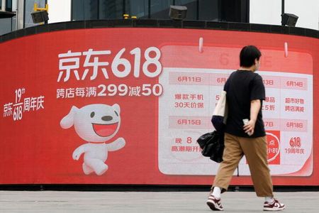 　中国の電子商取引会社、ＪＤドットコム（京東商城）は、６月１８日に向けて開催されたネット商戦「６１８」の売上高が１０．３％増加した。伸び率は前年同期の２７．７％から大幅に鈍化し、過去最低となった。写真は同社の広告の前を歩く人。北京で１４日撮影（２０２２年　ロイター／Carlos Garcia Rawlins）