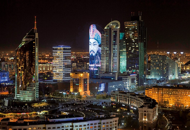 ユーラシアの英雄像に「アジア」の趣はない（カザフスタンの首都アスタナ）　Shamil Zhumatov-REUTERS