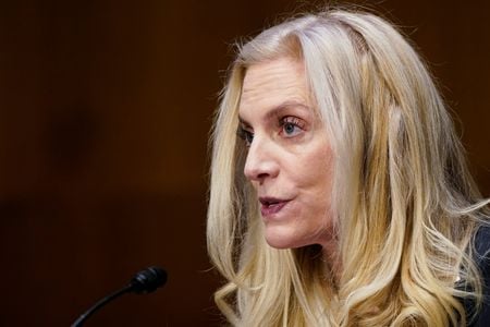 ４月５日、米連邦準備理事会（ＦＲＢ）のブレイナード理事は、系統的な利上げとバランスシートの急速な縮小により、ＦＲＢの金融政策は年後半に「より中立的な位置」に達し、その後必要に応じてさらなる引き締めを行うとの見通しを示した。写真は１月１３日、上院銀行委員会で証言するブレイナード理事（２０２２年　ロイター／Elizabeth Frantz）
