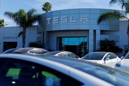 米電気自動車（ＥＶ）大手テスラは１３日、欧州で販売するＥＶ車「モデル３」を値上げすると発表した。２０２３年１１月撮影（２０２４年　ロイター/Mike Blake）