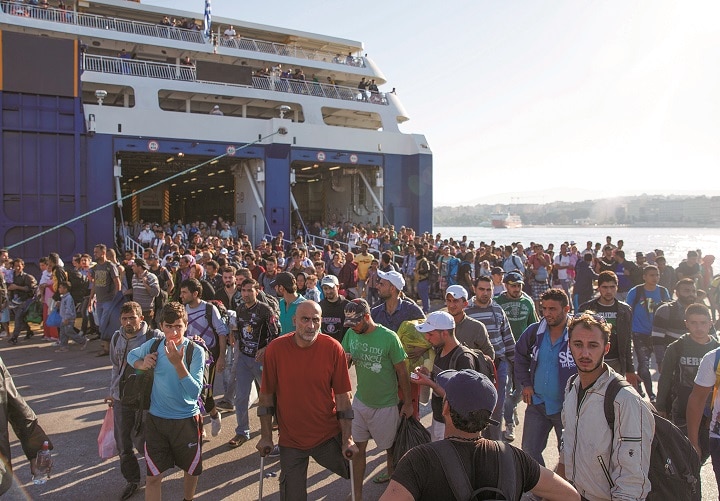 ヨーロッパを目指すシリア人の難民・移民を乗せてギリシャの港に到着した船（9月） Paul HANNA-REUTERS