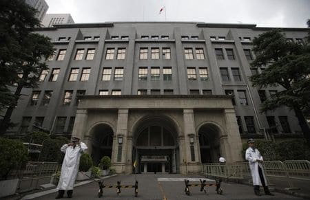 　１２月２１日、政府は２０１６年度国債発行計画で、一般会計予算の財源となる新規国債や過去に発行した国債の借り換えなどの総額を２年連続で減額し、１６２兆２０００億円とする方針だ。写真は財務省。２０１１年８月撮影（２０１５年　ロイター/Yuriko Nakao）