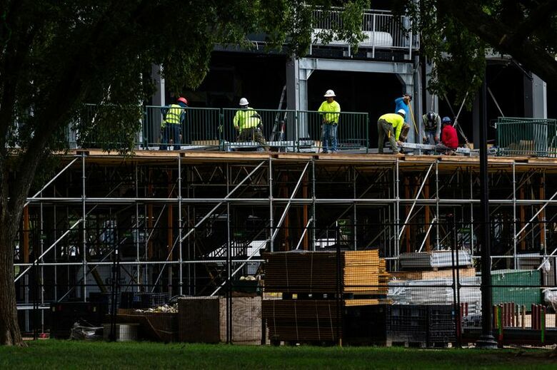米ワシントンで建設作業を行う作業員。今月５日撮影。REUTERS/Eric Lee