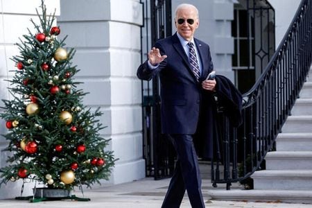 バイデン米大統領は６日に主要７カ国（Ｇ７）の首脳とオンライン会合を開催する。写真は、ホワイトハウスから外出する同大統領。２０２３年１２月５日に撮影。（２０２３年　ロイター／Evelyn Hockstein）