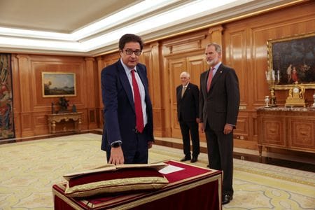 　３月１１日、スペイン政府は、いわゆる「ディープフェイク」の使用を抑制するため、人工知能（ＡＩ）によって生成されたコンテンツを適切に表示せずに使用した企業に多額の罰金を科す法案を承認した。写真はロペス・デジタル変革相。スペインのマドリードで昨年９月撮影（２０２５　ロイター／Violeta Santos Moura）