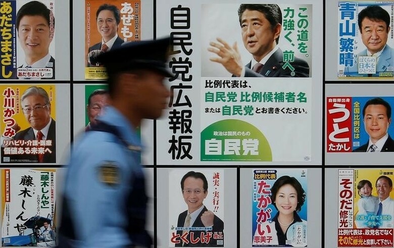 ７月１０日、第２４回参院選は、自民、公明の連立与党が改選議席を大幅に上回る情勢で、両党で改選過半数の６１議席を確保し、さらに大幅な上積みが確実視されている。自民党は２７年ぶりの単独過半数確保の可能性も出てきた。都内で撮影（２０１６年　ロイター/Toru Hanai ）