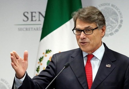 　１月８日、米連邦エネルギー規制委員会（ＦＥＲＣ）は、ペリー・エネルギー長官による老朽石炭火力・原子力発電所への支援措置の要請を拒否する決定を下した。写真は記者会見を行う同長官。メキシコシティーで昨年７月撮影（２０１８年　ロイター／Henry Romero）