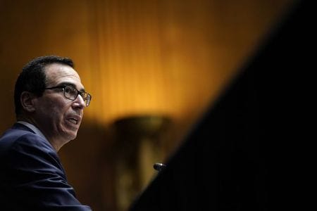 ムニューシン米財務長官（写真）とペロシ下院議長は暗礁に乗り上げている追加の新型コロナウイルス経済対策を巡り１日、電話会談を行ったが、主要部分の見解の相違は埋まらなかった。９月代表撮影（２０２０年　ロイター）