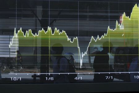 都内の株価ボード前で２０２５年１０月撮影。 REUTERS/Androniki Christodoulou