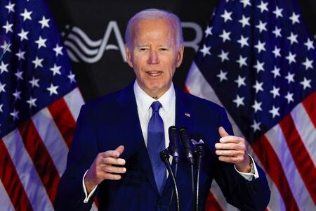 　バイデン前米大統領（写真）は、５月に診断された前立腺がんの放射線治療を受けている。バイデン氏の広報担当者が１１日に明らかにした。米イリノイ州シカゴで４月撮影（２０２５年　ロイター/Kamil Krzaczynski）