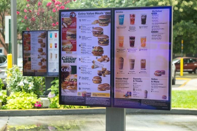 米ニューヨークにあるマクドナルドのドライブスルーの看板。７月撮影。 REUTERS/Jordan Tovin