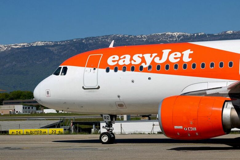 写真はイージージェットが運航するエアバスＡ３２０型機。4月24日、スイスのジュネーブで撮影。 REUTERS/Denis Balibouse