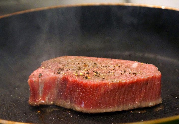 「神戸ビーフ」が手ごろな値段で入手できる、と言って藤本氏から住所を聞き出した工作員　kuri2000/iStock.