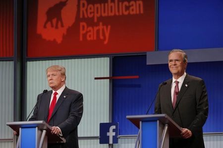 ８月６日、２０１６年の米大統領選に向けた共和党候補選びで、支持率首位に立つ不動産王ドナルド・トランプ氏（写真左）は、共和党候補としての指名が獲得できなかった場合、無所属で立候補することに含みを持たせた。（２０１５年　ロイター/Brian Snyder）