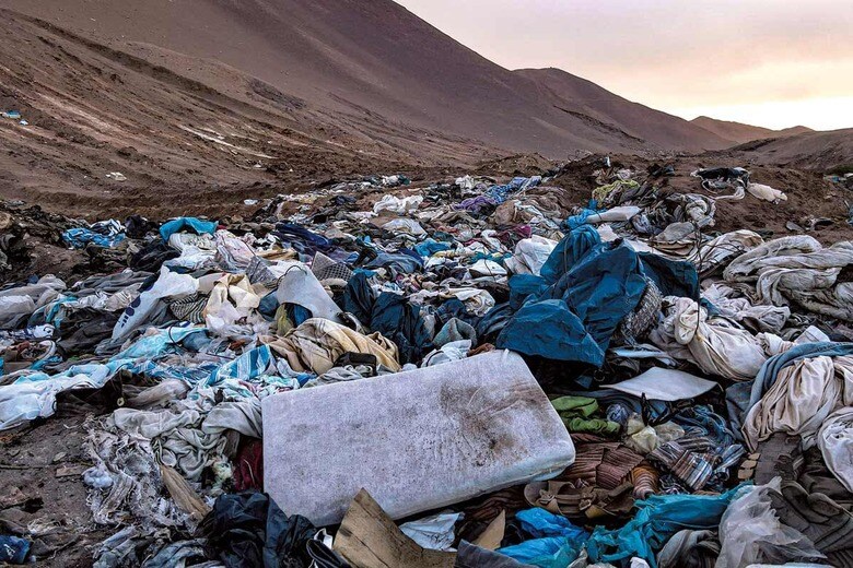 不法投棄で「衣類の墓場」と化したチリのアタカマ砂漠　LUCAS AGUAYO ARAOSｰANADOLU AGENCY/GETTY IMAGES