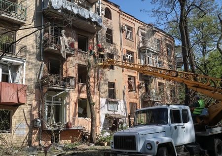 中国の張漢暉駐ロシア大使は５月７日公表されたロシア通信（ＲＩＡ）とのインタビューで、全ての当事者が対等に参加するウクライナ和平会議を支持すると述べた。ウクライナ東部ハリコフで５日撮影（２０２４年　ロイター/Vyacheslav Madiyevskyy）