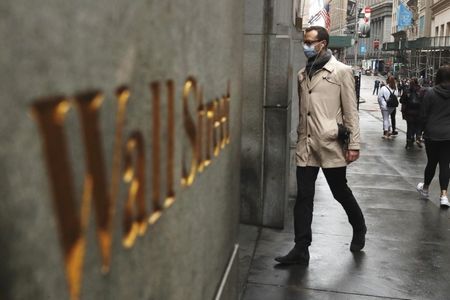 　米大手金融機関の大半の従業員が受け取る今年の賞与は２桁の伸びに達する見通しで、特に投資銀行部門は約１０年ぶりの高額になる可能性がある――。コンサルティング会社ジョンソン・アソシエーツが８月９日、こうした分析をまとめた報告書を公表した。２０２０年３月、ウォール街で撮影（２０２１年　ロイター/Lucas Jackson）
