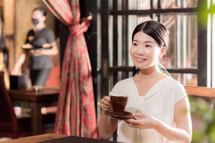 紅茶を飲む女性