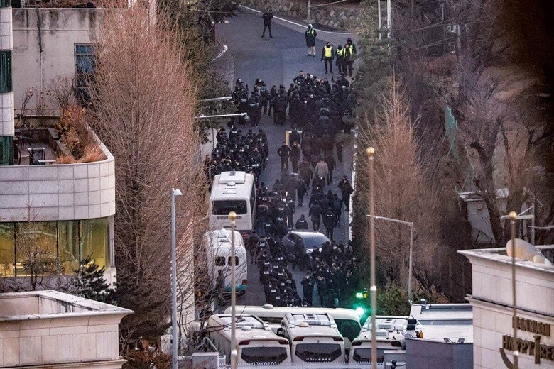 捜査員らは大統領公邸を囲むバリケードを乗り越えて尹を拘束した　CHRIS JUNGｰNURPHOTOｰREUTERS