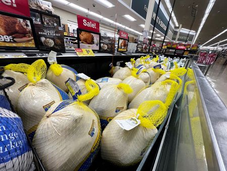 　　米国は２４日に感謝祭の休日を迎え、七面鳥など豪華な料理をいっぱいに並べて家族や友人で祝いをする。写真は２０２１年１１月、感謝祭を前にスーパーに並べられた七面鳥（２０２２年　ロイター/Christopher Walljasper）