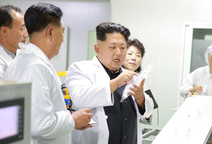 北朝鮮の医療の崩壊ぶりはつとに知られている（写真は15年10月に製薬工場を視察する金正恩）　KCNA-REUTERS